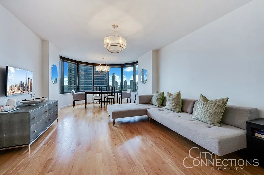 330 East 38th Street — Photo 4
