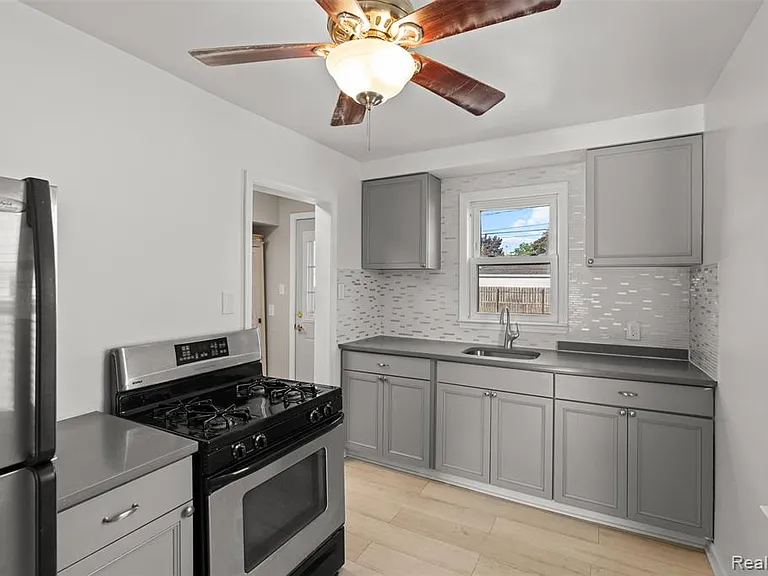 24696 Wilmot Ave — Photo 11