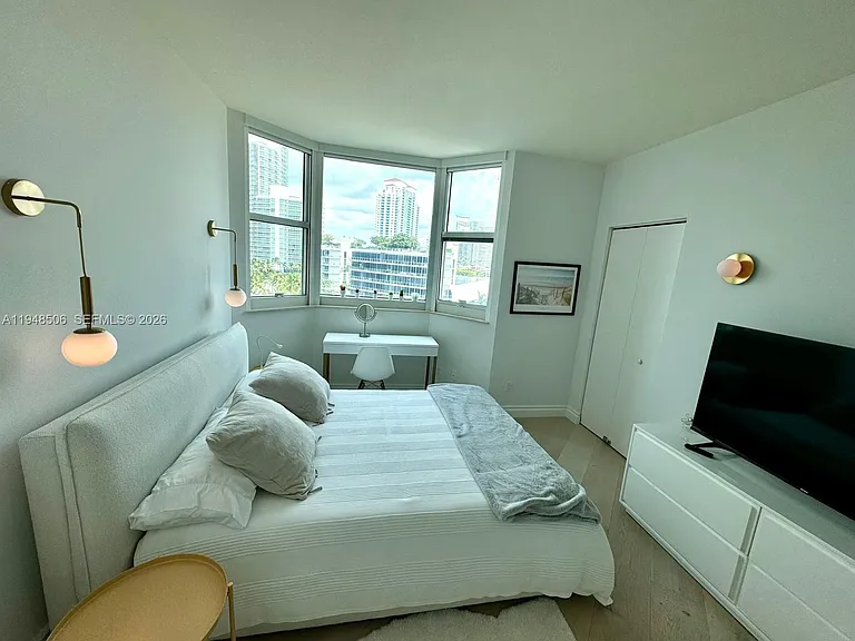 300 S Pointe Dr #705 — Photo 21
