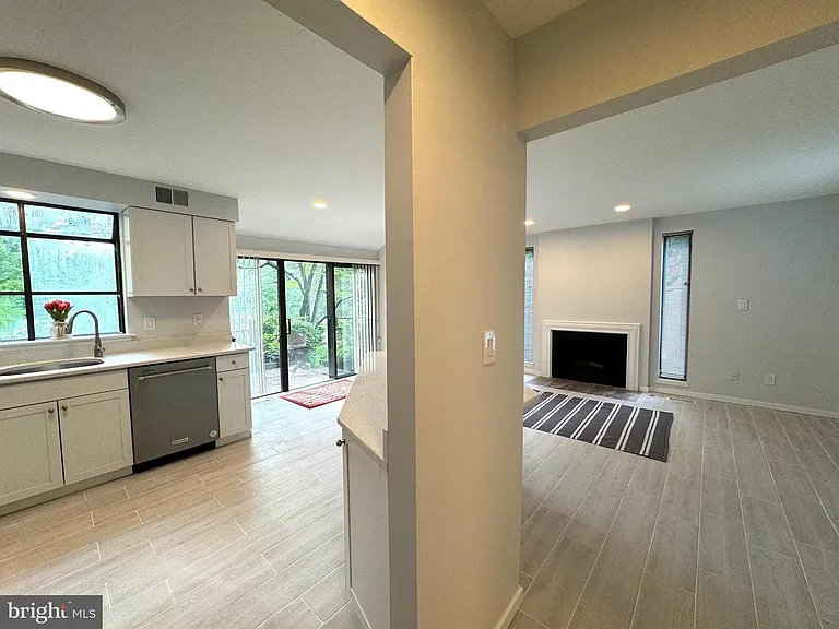 104 Sayre Dr — Photo 14