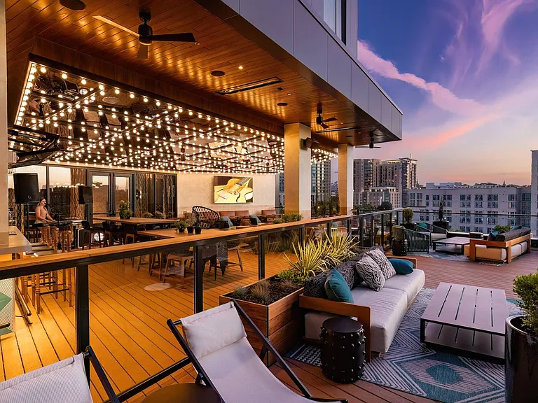Hotel Fraye Poolside Bar and Lounge