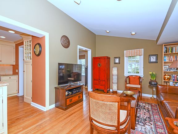 5th image of 297 Forest Dr S