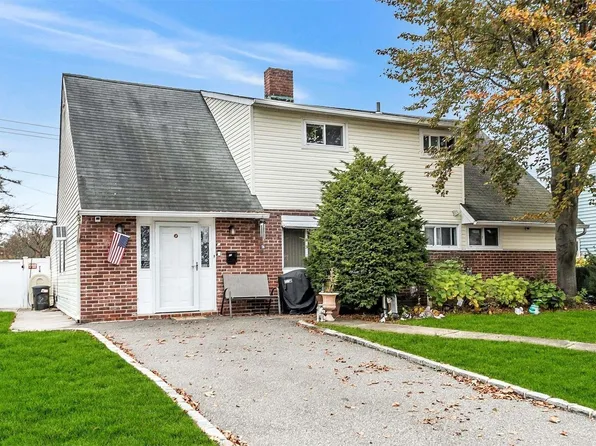 22 Hardy Lane, Westbury, NY 11590