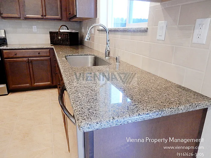 1062 Yucca Dr — Photo 7