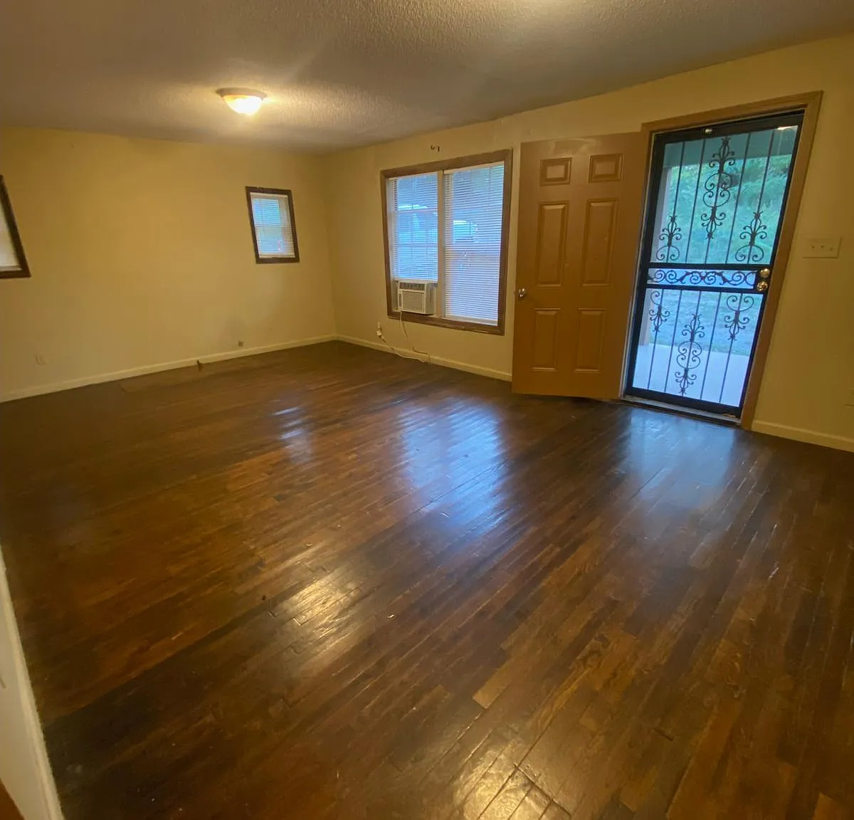 3 bed, 985 sqft, $925 — Photo 2