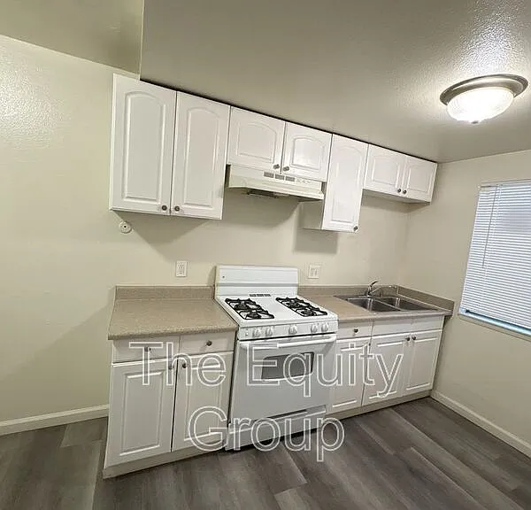 402 N West St — Photo 5