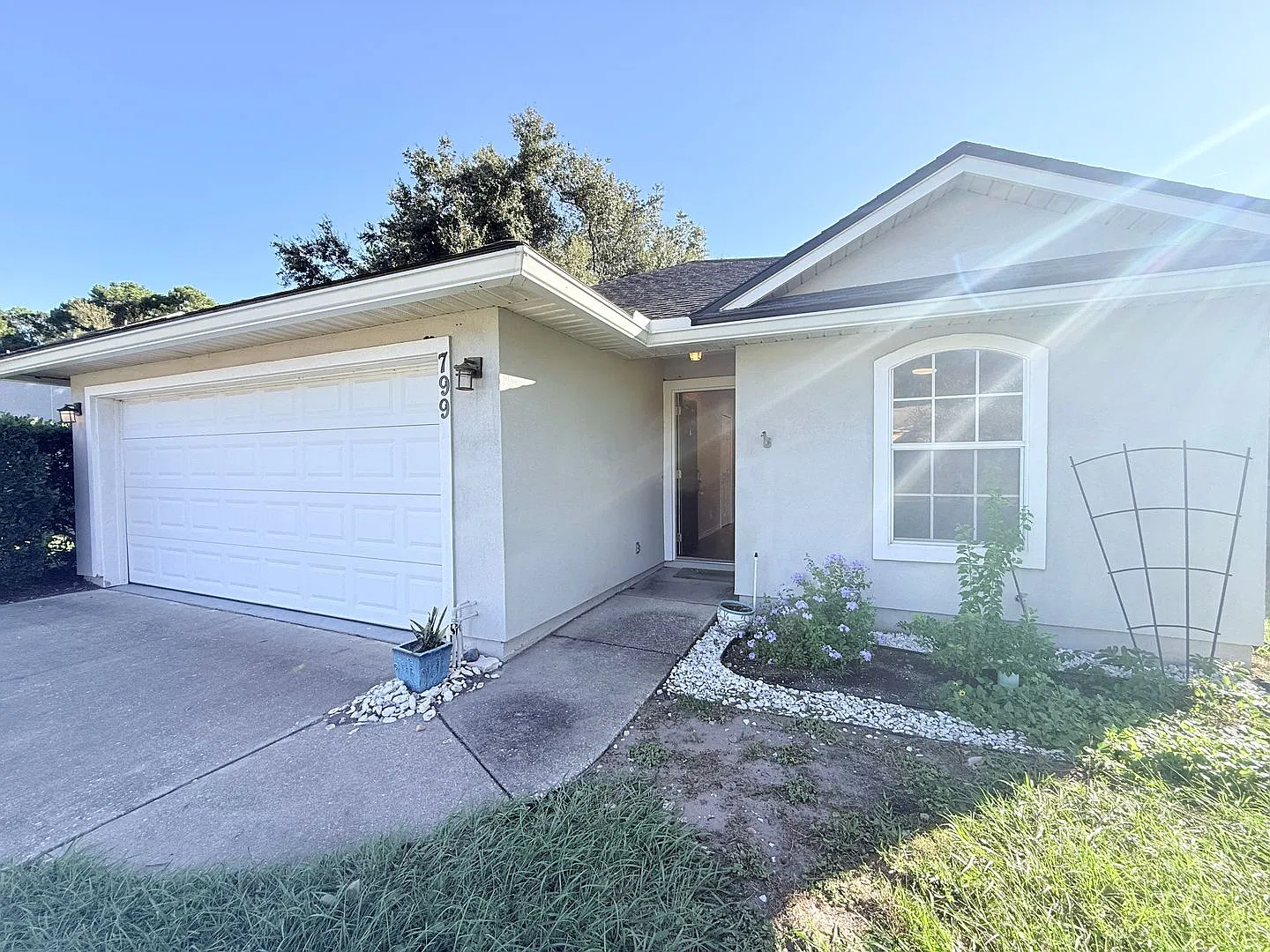 Spacious 3-Bedroom Home with Fireplace, Fenced Yard & Beautiful Water Views! — Photo 4