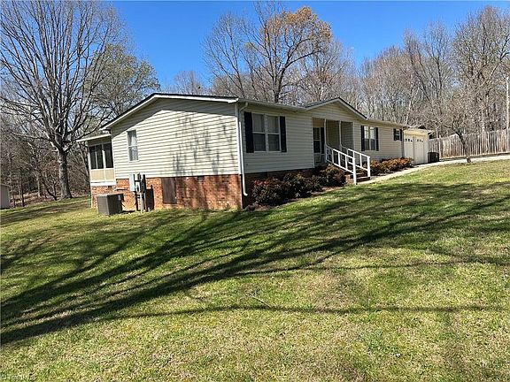 4th image of 3022 Sanford Dr