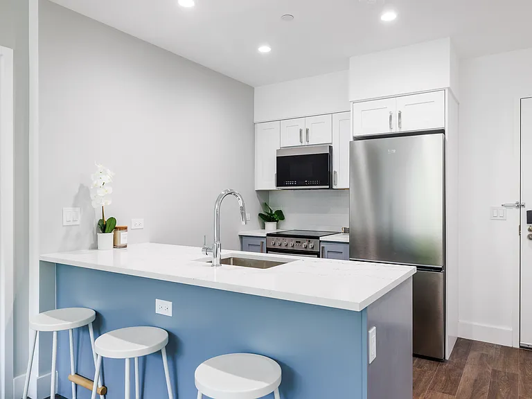 4568 Broadway #Penthouse P — Photo 4