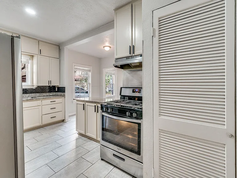 4315 Gilbert Ave — Photo 12