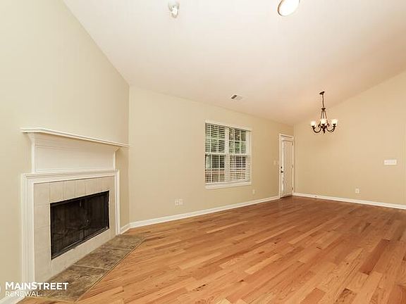 4th image of 3848 Valley Creek Dr