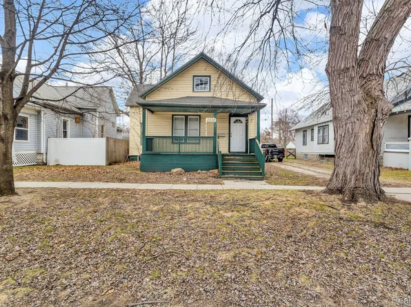 2208 10th St, Port Huron, MI 48060