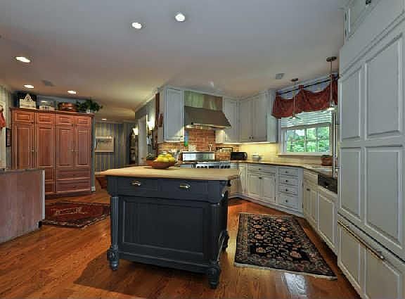 5th image of 415 W Hillwood Dr