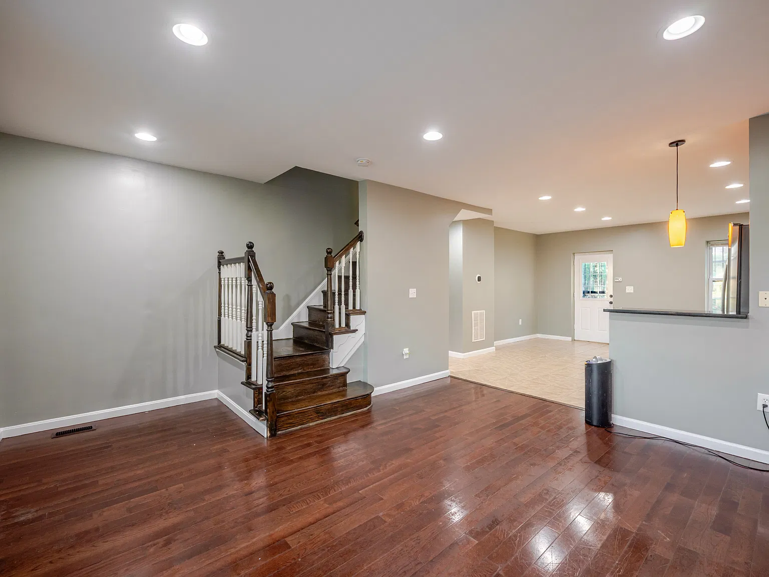 3 bed, 3738 sqft, $2,495 — Photo 4