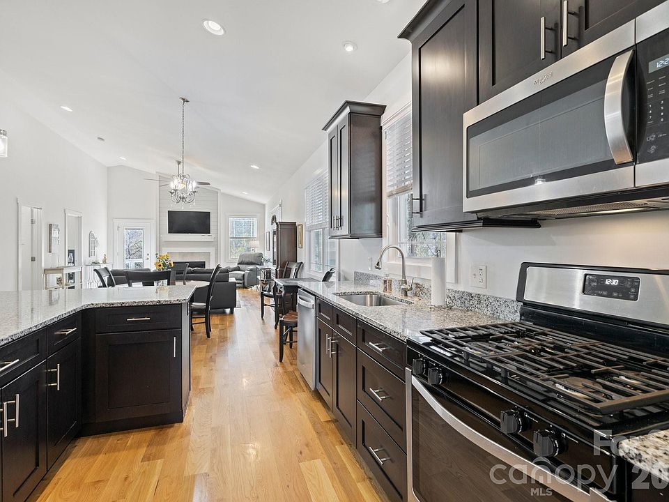 1st image of 82 Summit Cir