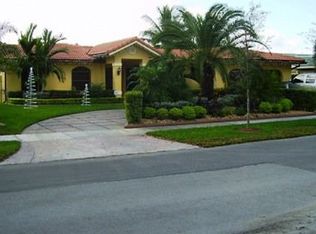 7260 Loch Ness Dr, Miami Lakes, FL 33014