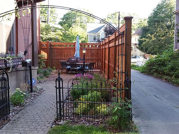 2nd image of 725 W Kalamazoo Ave