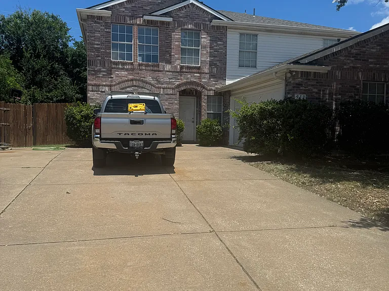 913 Larkspur Dr — Photo 2