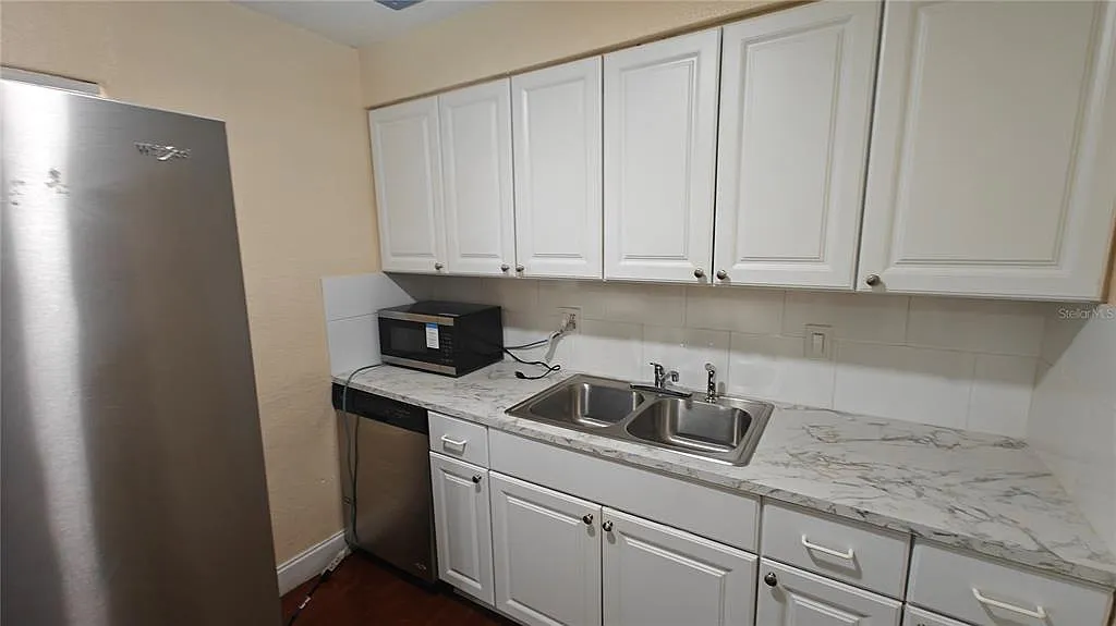 3 bed, 2.0 bath, 1000 sqft, $1,999 — Photo 2