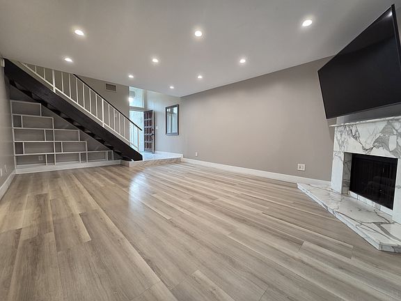 5th image of 18319 Collins St APT 2
