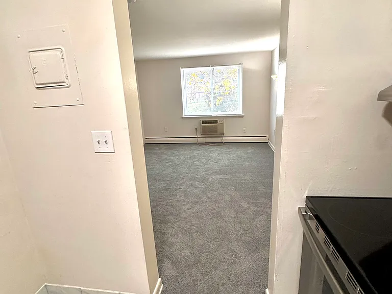 711 Farmington Ave — Photo 30