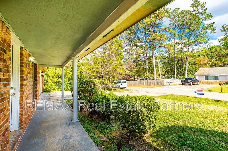 4 bed, 2.0 bath, 2100 sqft, $1,600 — Photo 2