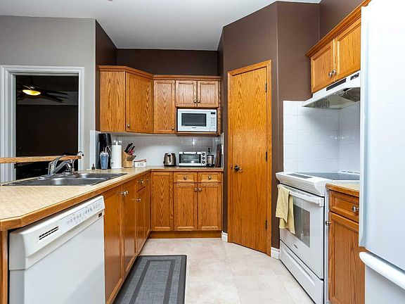 3rd image of 104-5590 45th St #104
