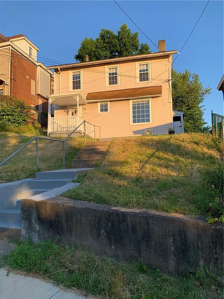 4 bed, 1.5 bath, 1474 sqft, $2,050 — Photo 2