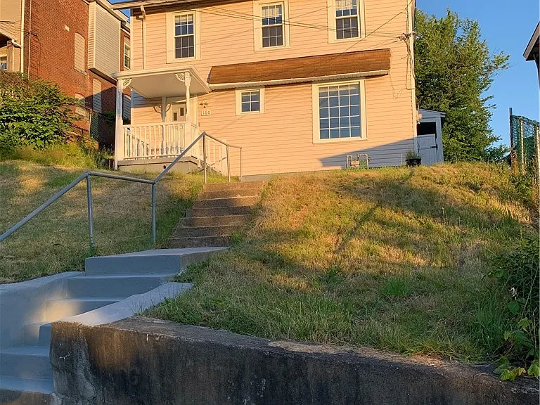 160 Hazelwood Ave — Photo 2