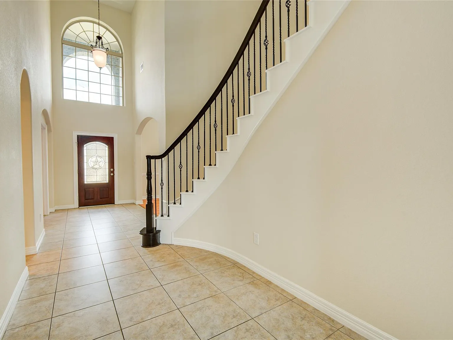 5 bed, 3.5 bath, 3826 sqft, $3,780 — Photo 2