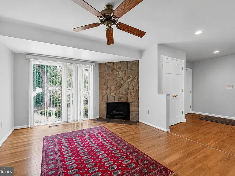 5607 Vantage Point Rd — Photo 3