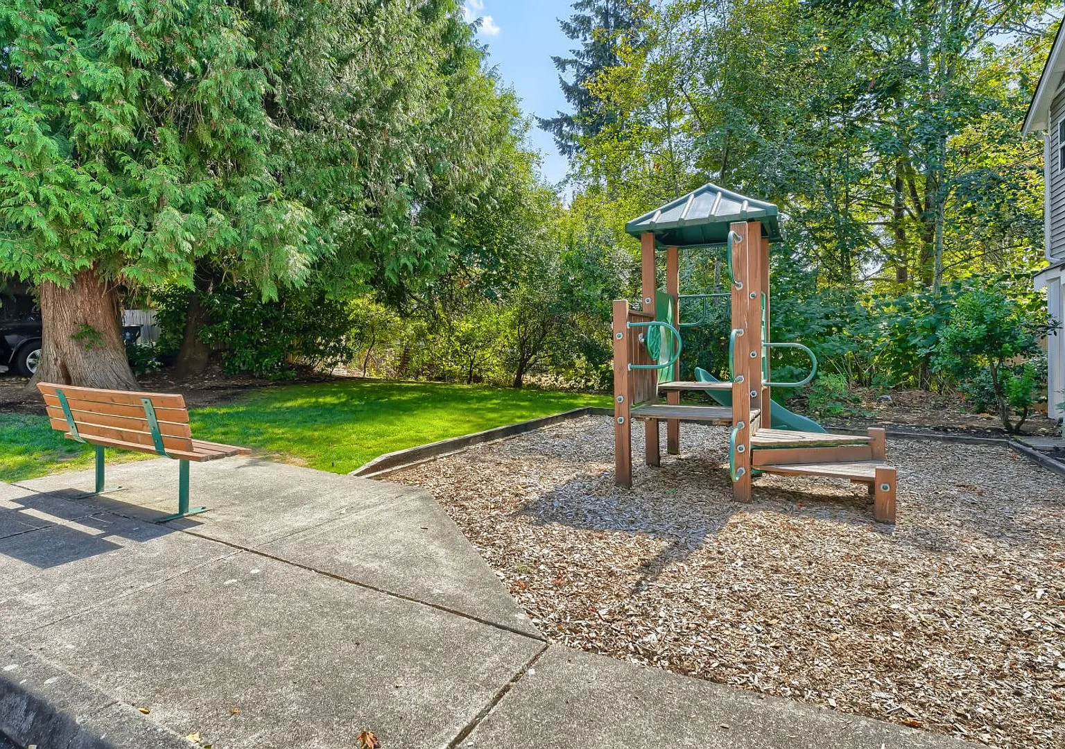 Light and Bright 3 bedroom 2.5 bath Townhome in Renton — Photo 4