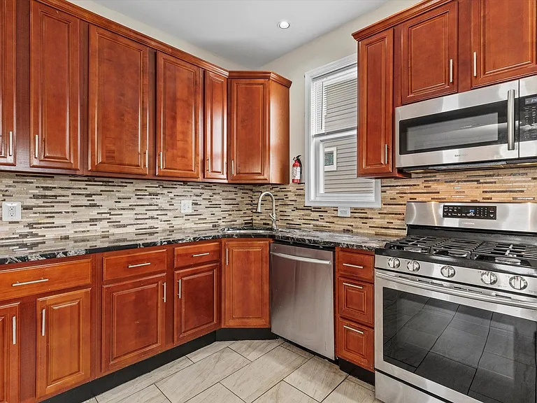 2510 Roslyn Ave — Photo 16