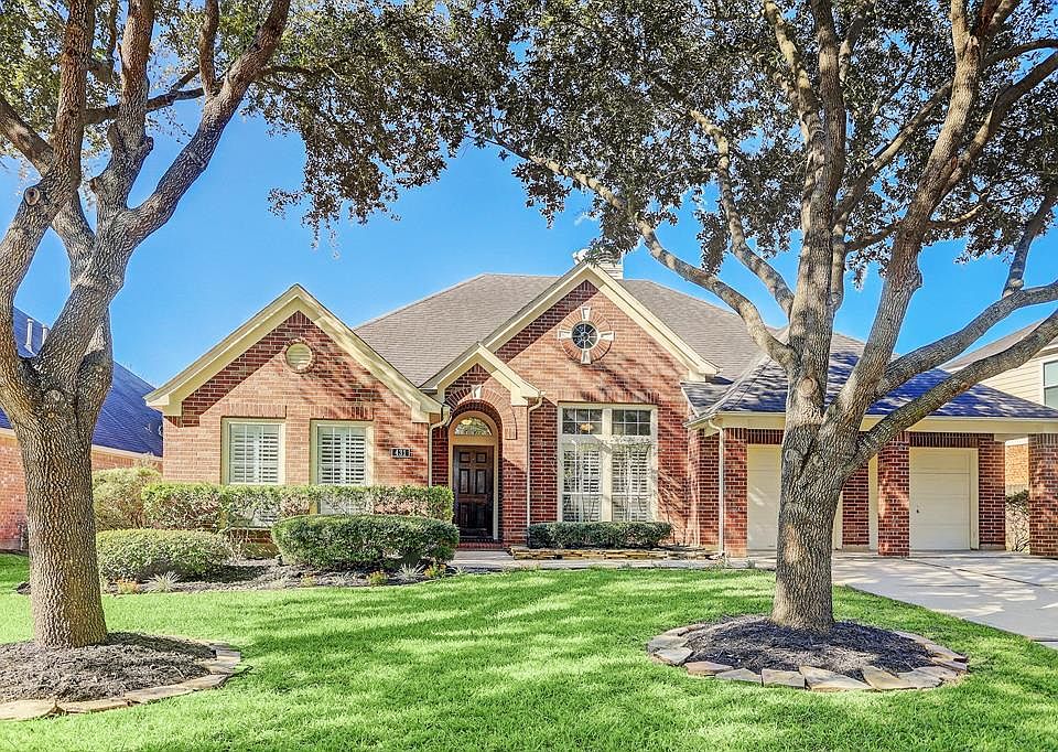 431 Silver Creek Cir welcomes you home!