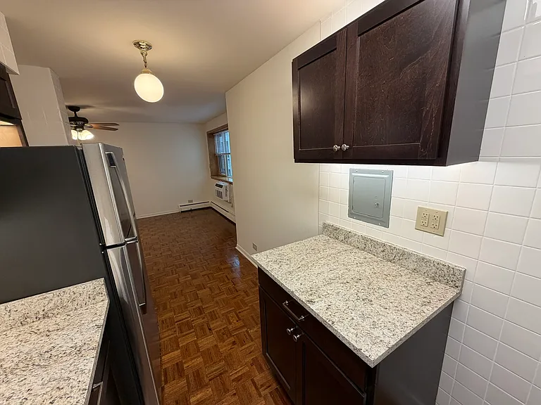 417 W Roscoe St — Photo 15