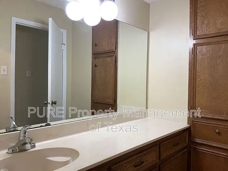 604 Country Aire Dr #B — Photo 16