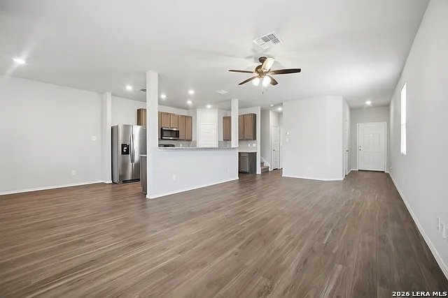 4 bed, 2.5 bath, 2194 sqft, $2,051 — Photo 4
