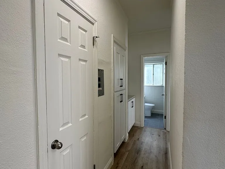 South LA Urban Apartments — Photo 11