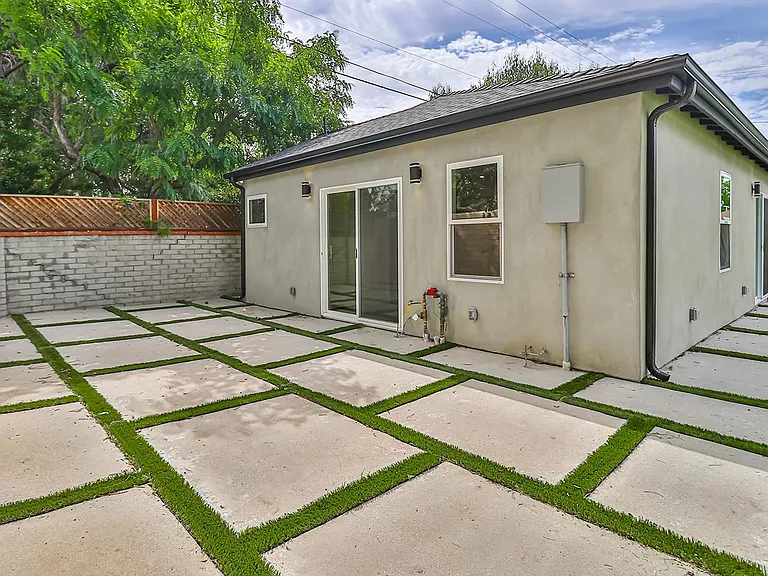 11801 Albers St — Photo 24