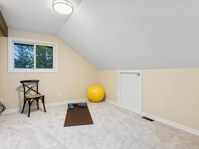22215 SE 32nd St — Photo 43