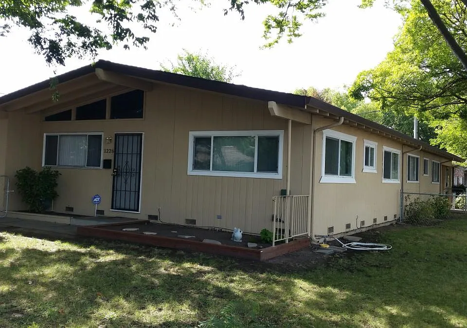 1226 W El Monte St