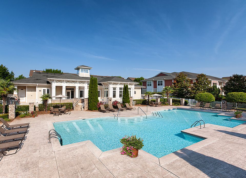 Pool and Sundeck with Wi-Fi