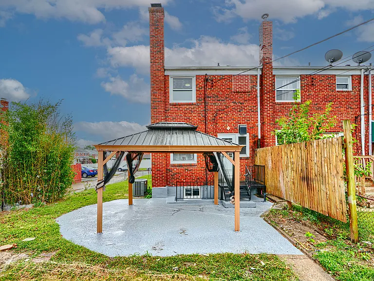 FENCED REAR YARD w/COVERED PATIO