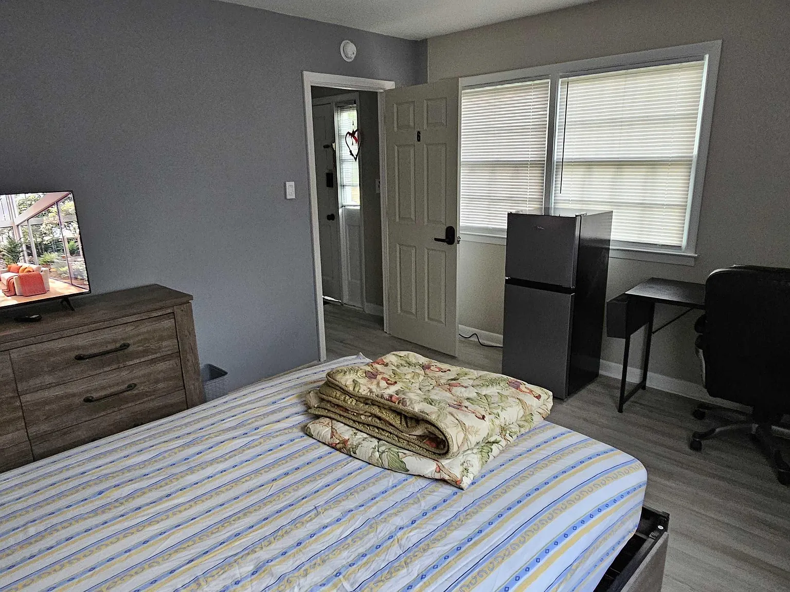 4 bed, 3.0 bath, 2242 sqft, $1,139 — Photo 2