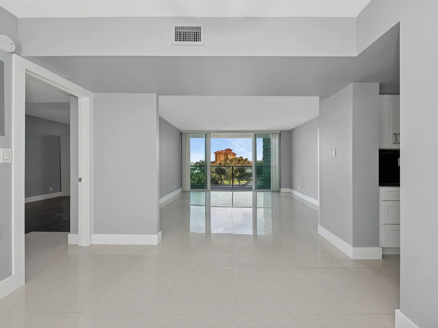 2 bed, 2.0 bath, 1050 sqft, $4,500 — Photo 3