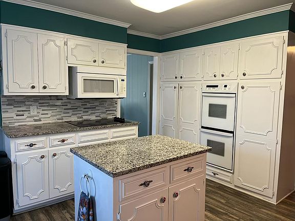 Yes, there are two ovens!