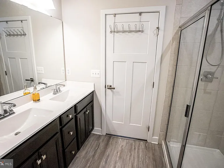 7821 Cove Point Dr — Photo 29
