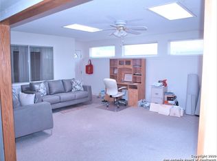 6835 Crown Rdg, San Antonio, TX 78239