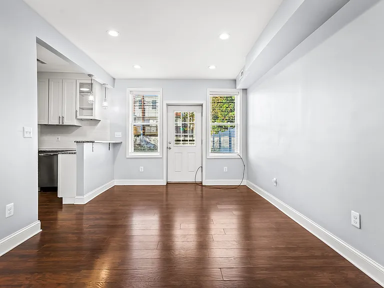 622 Melville Ave — Photo 4