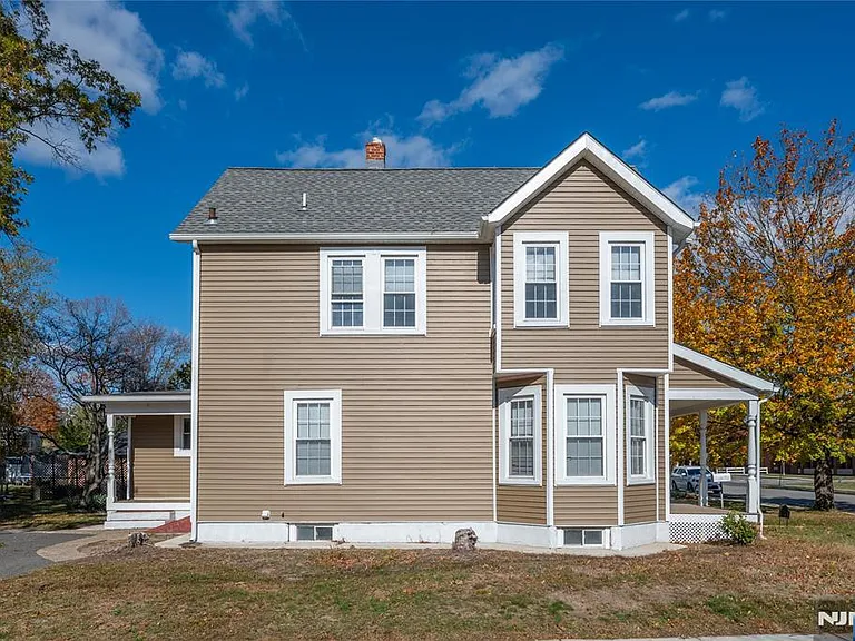 238 Van Ave — Photo 4